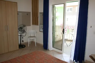 a bedroom with a sliding glass door to a balcony at Leme Bedje fronte spiaggia in Santa Maria
