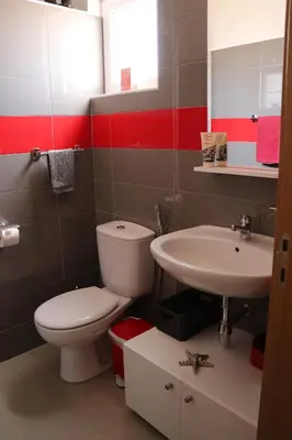 a bathroom with a toilet and a sink at LAFAYETTE Alojamentos in Espargos
