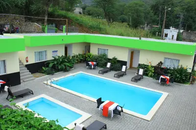 an overhead view of a swimming pool next to a building at Hotel São Jorge village in Órgãos