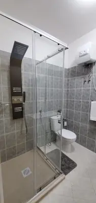 a bathroom with a glass shower with a toilet at Apartamento Teixeira in Espargos