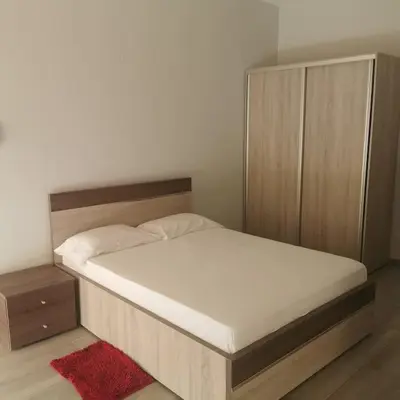 a bedroom with a bed with a wooden headboard at Ellen Apartamento T0 - Inforsal in Espargos