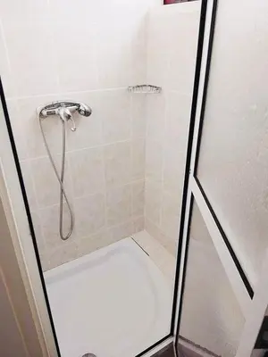 a shower with a hose in a bathroom at Vila Murdeira in Palha Verde