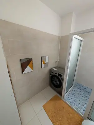 a bathroom with a washing machine and a mirror at Casa Relaxod in Santa Maria