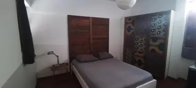a small bedroom with a bed in a room at casa verde lucas in Mindelo