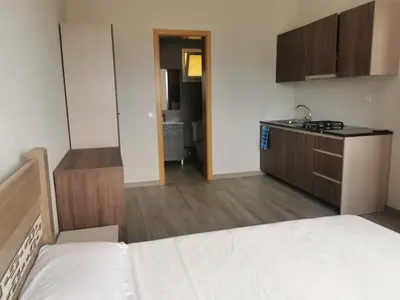 a room with a kitchen and a bed in a room at ENZO APARTAMENTO T0 - Inforsal in Espargos