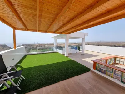 a house with a green lawn on the roof at Appartement Cara do Mar in Praia
