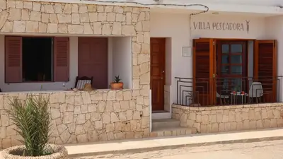 a house with a stone wall and a porch at Leben am Atlantik hautnah spüren in Sal Rei