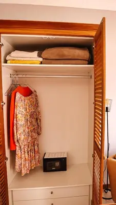 a closet with a radio and towels on a shelf at Leben am Atlantik hautnah spüren in Sal Rei