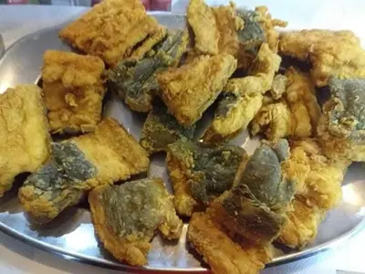 a plate of fried food on a table at Pam de Terra in Palha Carga