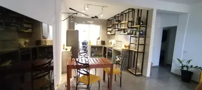 a kitchen and dining room with a table and chairs at Apart Laginha Tess & To in Mindelo