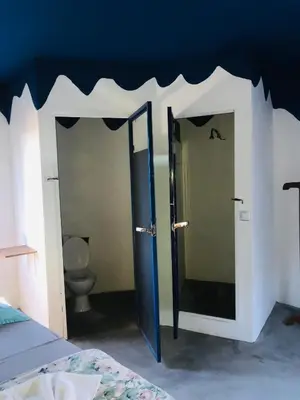 a room with a bathroom with a toilet and a mirror at Pensão Repouso Alegre Turismo e Aventura in Portela