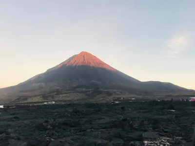 a mountain with a red top on top of it at Pensão Repouso Alegre Turismo e Aventura in Portela
