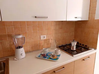 a kitchen counter with two cups and a blender at Apartamento Antunes in Santa Maria