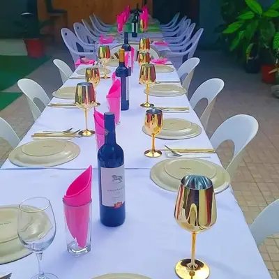 a long table with wine bottles and glasses on it at Splanada poilon in Assomada