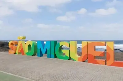 a sign for the beach with the word sar music at Kaza Mamai di Fora in Calheta de São Miguel