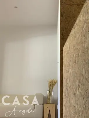 a white wall with a sign in a room at Residencial Casa Ângela in Espargos