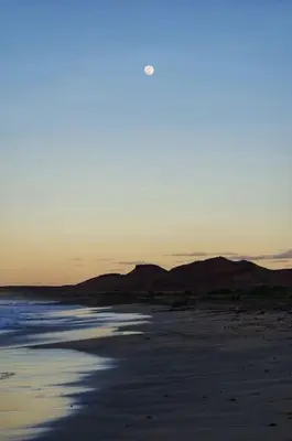 a view of a beach with mountains in the background at Beach house kasa Sala mansa in Salamansa