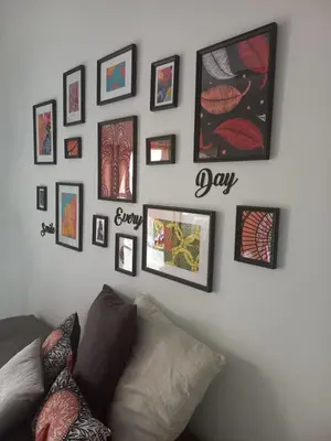 a room with a wall with pictures and a couch at Appartamento Alma de Cri 10b, Sal Rei Estoril in Sal Rei