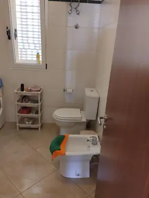 a bathroom with a toilet with a colorful towel on it at Prostorný a pohodlný apartmán na pláži Cabral in Sal Rei