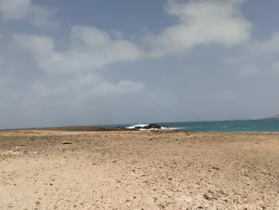 a sandy beach with the ocean in the background at Prostorný a pohodlný apartmán na pláži Cabral in Sal Rei