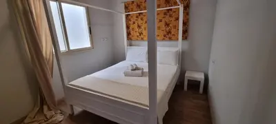 a small bedroom with a white bed and a window at Casa Visto Mar in Sal Rei