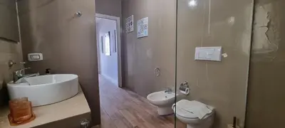 a bathroom with a tub and a sink and a toilet at Casa Visto Mar in Sal Rei