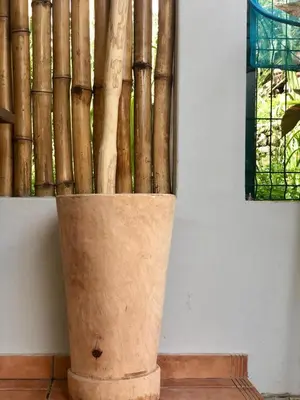 a vase sitting on the floor next to a wall at Residencial Lela d'Fermina in Pombas